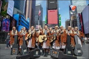 Friends 25th anniversary mariachi flash mob in Times Square